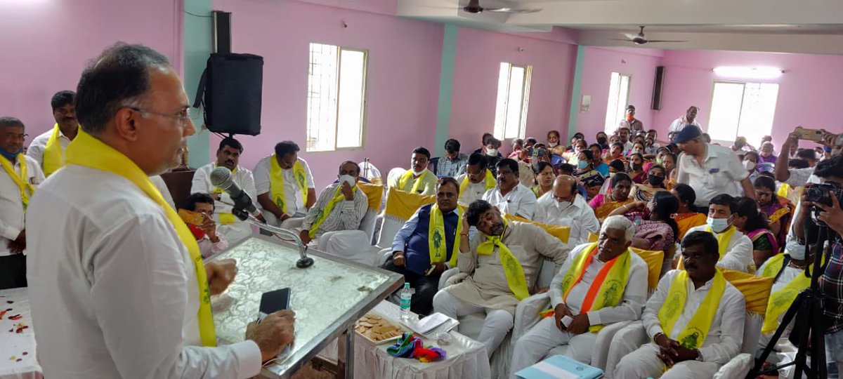 dineshgrao's tweet photo. ಕರ್ನಾಟಕ ಮಡಿವಾಳ ಸಂಘವು ಇಂದು ನನ್ನ ಮತಕ್ಷೇತ್ರದ ವ್ಯಾಪ್ತಿಯ ಸಂಘದ ಕಛೇರಿಯಲ್ಲಿ ಹಮ್ಮಿಕೊಂಡಿದ್ದ @KPCCPresident ಹಾಗು ಇತರ ಮುಖಂಡರೊಡನೆ ಸಂವಾದ ಮತ್ತು ಸಮುದಾಯ ಭವನದ ಉದ್ಘಾಟನಾ ಕಾರ್ಯಕ್ರಮದಲ್ಲಿ ಪಾಲ್ಗೊಂಡೆನು.

ಮಡಿವಾಳ ಸಮಾಜ ಎದುರಿಸಿತ್ತುವ ಸವಾಲುಗಳ ಬಗ್ಗೆ ಚರ್ಚಿಸಲಾಯಿತು. https://t.co/qVDYqU3z44