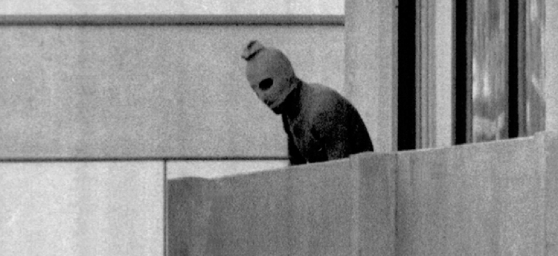 ANPIRomaPosti's tweet photo. Il #5sett 1972 a #MoncaoDiBaviera un commando di  #SettembreNero irruppe negli alloggi degli atleti israeliani uccidendone subito due e prendendone in ostaggio nove. Il tentativo di liberazione da parte della polizia portò alla morte di tutti gli atleti rapiti e di 5 #fedayyin. https://t.co/N5T9LMwaMP