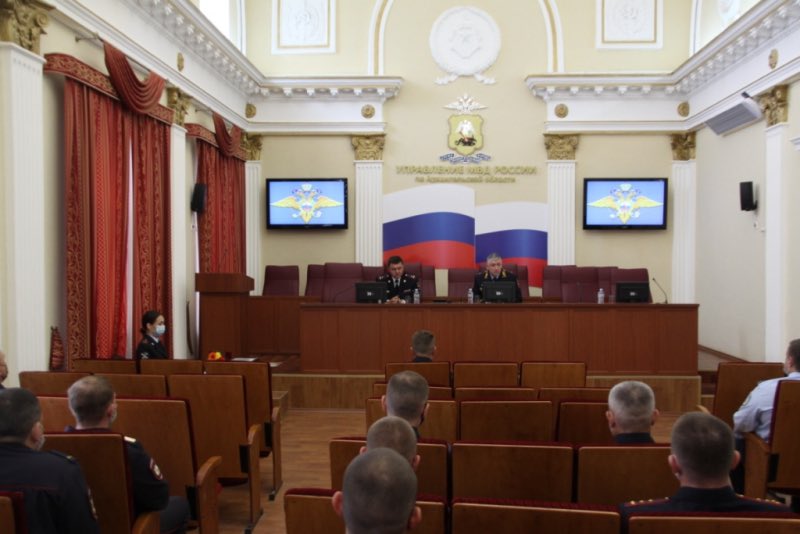 uvd29's tweet photo. Начальник УМВД России по Архангельской области поздравил сотрудников патрульно-постовой службы полиции с профессиональным праздником. Отличившимся сотрудникам вручены ведомственные награды. https://t.co/dccC3IMGi5 https://t.co/1g9PLigQHz