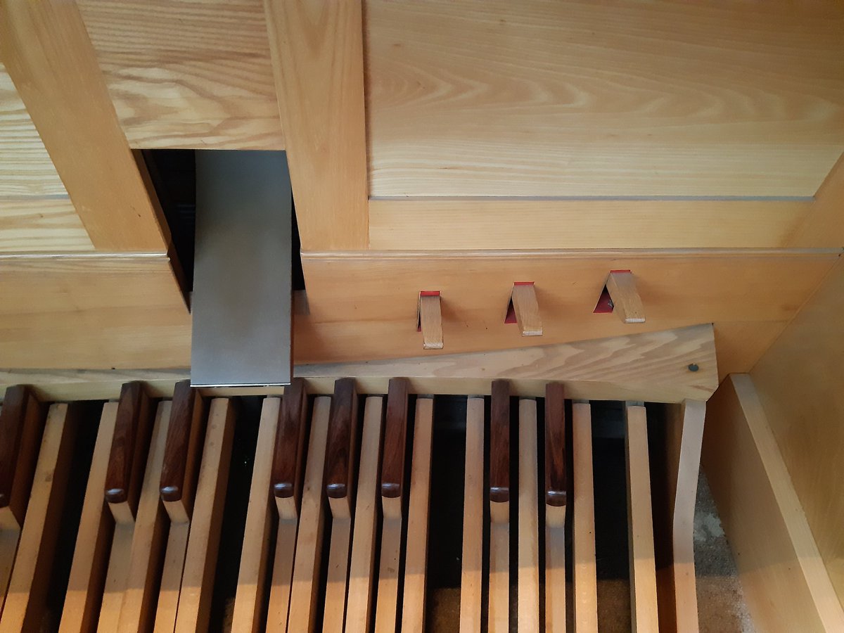 DrChrisMaxim's tweet photo. A joy to discover this lovely little #Walker #pipeorgan in St Bartholomew's #EastHam this morning.
Double draw on the Sesquialtera: 1/2 draw brings on just the 12th.
Couplers operated by connected drawstops and toe levers.
#OrganBuff
@theorganmanual https://t.co/FQaOqigG51