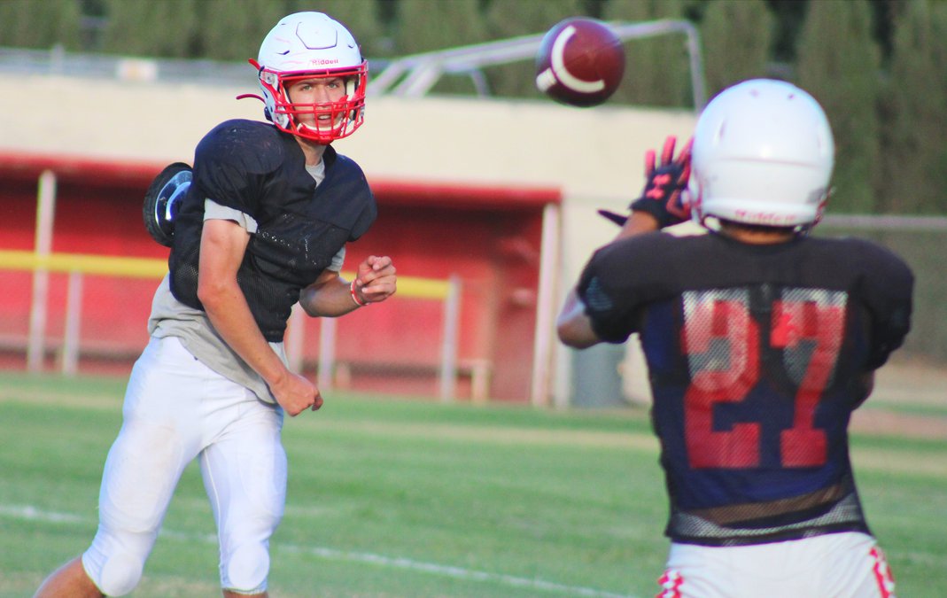ASD_Sports's tweet photo. The Sac Joaquin Section leading passer is 6'3' 185 lbs Class of 2022 East Union QB Luke Weaver. So far in two games he has completed 32 of 51 passes for 454 yards with 2 tds. And he has also rushed 27 times for 131 yds &amp; 5 tds. Check out his Hudl film. 
https://t.co/X9kqTEsiE4 https://t.co/5cgIo9aWev