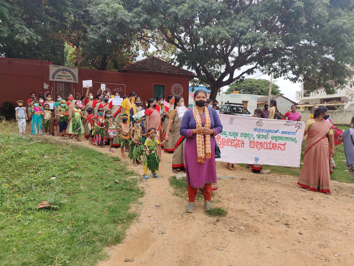 RekhaTipaturu's tweet photo. 2021ರ ಘೋಷವಾಕ್ಯ #Feeding_Smart_Right_from_Start ಪರಿಕಲ್ಪನೆಯಲ್ಲಿ ಮಕ್ಕಳಿಗೆ ಪ್ರಾರಂಭದಲ್ಲಿಯೇ ಪೌಷ್ಟಿಕಯುಕ್ತ ಆಹಾರ ನೀಡಬೇಕು.ಈ ನಿಟ್ಟಿನಲ್ಲಿ ಸಮುದಾಯದವರ ಗಮನ ಸೆಳೆಯಲು&amp; ಅರಿವು ಮೂಡಿಸಲು ಮಕ್ಕಳಿಗೆ ವಿವಿಧ ರೀತಿಯ ವೇಷಭೂಷಣವನ್ನು ತರಕಾರಿ,ಹಣ್ಣುಗಳು &amp;ಸೊಪ್ಪಿನಿಂದ ಮಾಡಿ, ಘೋಷವಾಕ್ಯ ಕೂಗುತ್ತಾ  ಬೀದಿ-ಬೀದಿಗಳಲ್ಲಿ ಜಾಥಾ ನಡೆಸಿದೆವು https://t.co/tFt0oCPGI7
