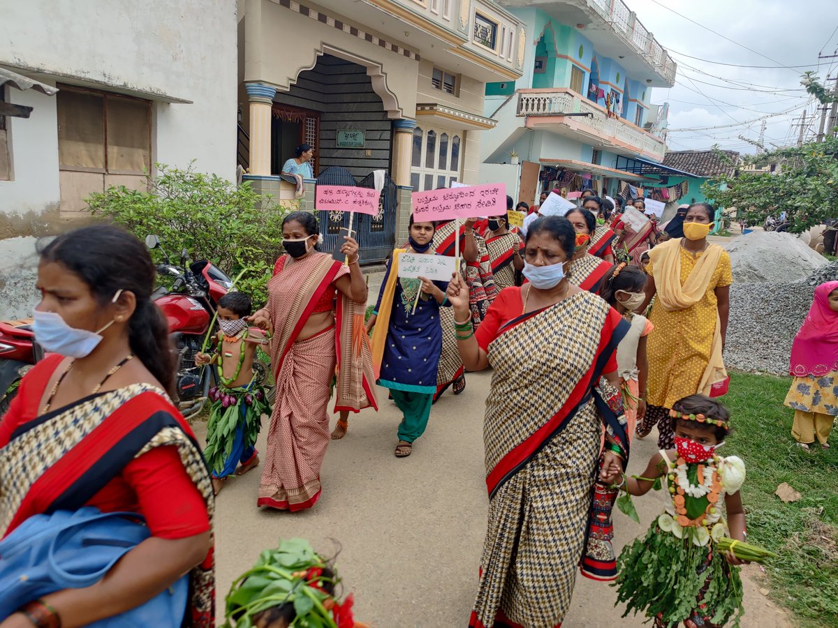 RekhaTipaturu's tweet photo. 2021ರ ಘೋಷವಾಕ್ಯ #Feeding_Smart_Right_from_Start ಪರಿಕಲ್ಪನೆಯಲ್ಲಿ ಮಕ್ಕಳಿಗೆ ಪ್ರಾರಂಭದಲ್ಲಿಯೇ ಪೌಷ್ಟಿಕಯುಕ್ತ ಆಹಾರ ನೀಡಬೇಕು.ಈ ನಿಟ್ಟಿನಲ್ಲಿ ಸಮುದಾಯದವರ ಗಮನ ಸೆಳೆಯಲು&amp; ಅರಿವು ಮೂಡಿಸಲು ಮಕ್ಕಳಿಗೆ ವಿವಿಧ ರೀತಿಯ ವೇಷಭೂಷಣವನ್ನು ತರಕಾರಿ,ಹಣ್ಣುಗಳು &amp;ಸೊಪ್ಪಿನಿಂದ ಮಾಡಿ, ಘೋಷವಾಕ್ಯ ಕೂಗುತ್ತಾ  ಬೀದಿ-ಬೀದಿಗಳಲ್ಲಿ ಜಾಥಾ ನಡೆಸಿದೆವು https://t.co/tFt0oCPGI7