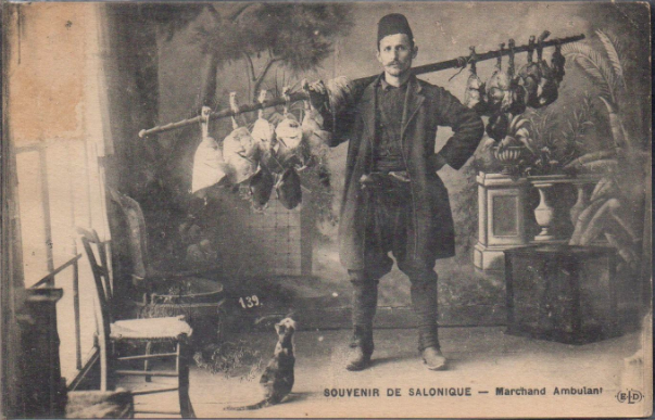 SDKoleksiyon1's tweet image. Öyle bir geçer zaman ki...

Selanikli bir ciğerci ve kedisi.

#KartpostallardaMazi