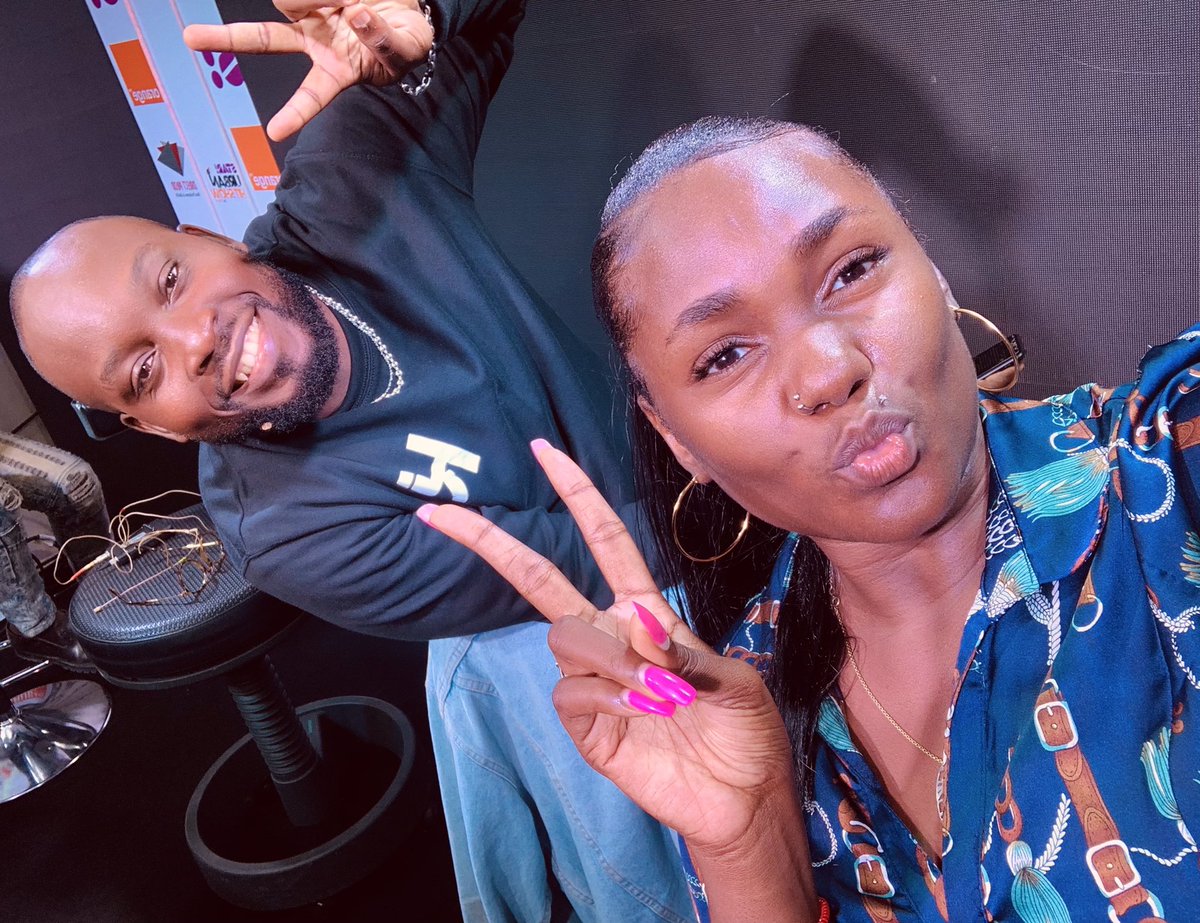 fidjil06's tweet photo. #Snuhs by @Orange_Cameroun on est posey pour l’enregistrement d’un nouvel épisode avec @DarinaVitry et @Mihney_Nelly !
L’équipe de #DirectProd est posey ! @JeffYonkeu @Dee_Happy_Heart @MadameCooper and i !
Ça se passe au 8082 (abonnés @Orange_Cameroun uniquement) https://t.co/RI3qmY5Rdi