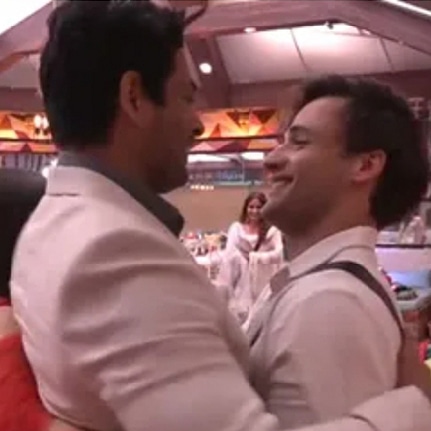 ReshmaK143's tweet image. Har Kisi Se Pyaar Se Baat Karo...

Har Kisi Ki Respect 🙏 Karo...
Becz,

LIFE IS UNPREDICTABLE 💔
#SiddharthShuklaRIP 💔
#Asimians #SidHearts