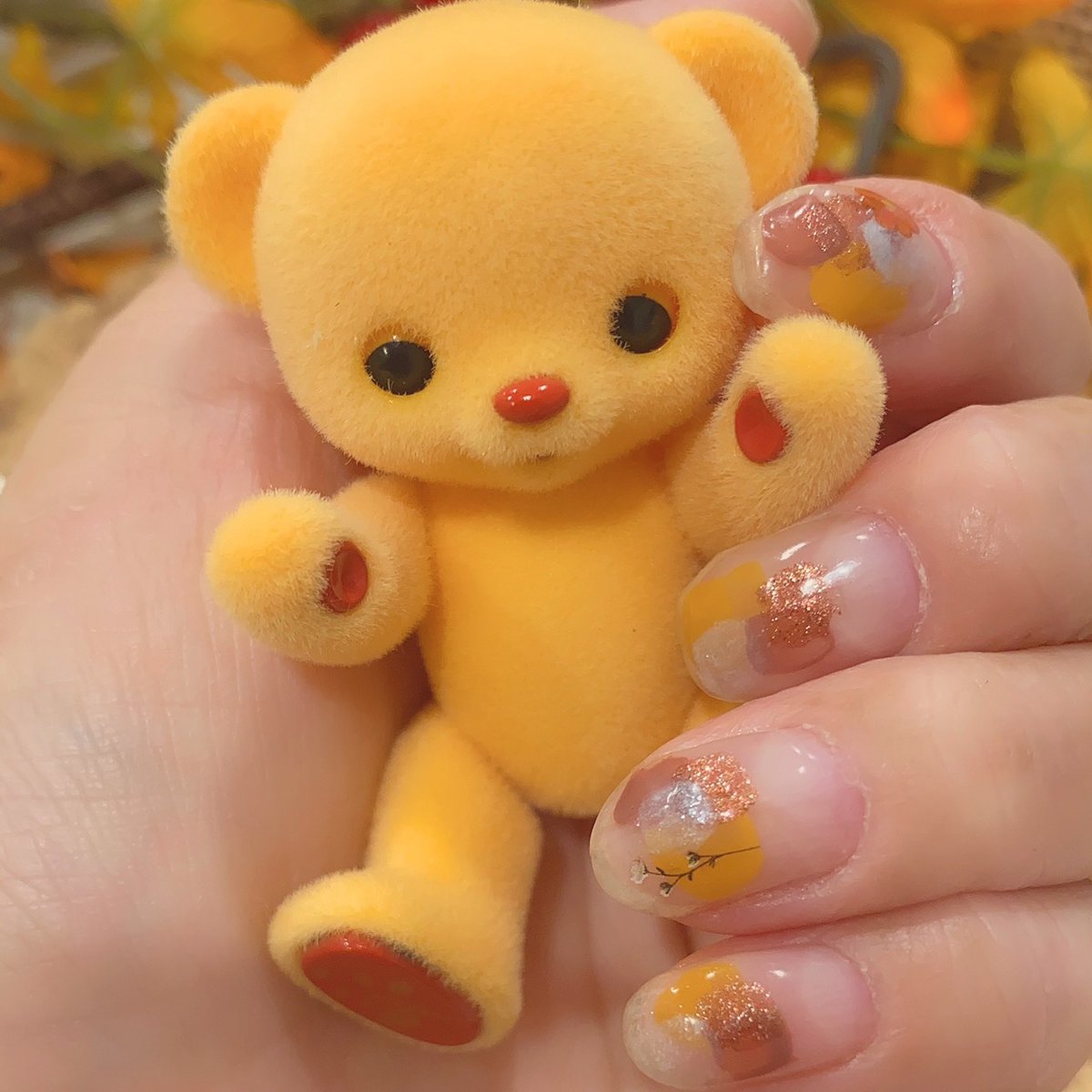 Honeybear_jp's tweet photo. 今日は雨降りだったから
お家でゆっくりネイルだって✨
ぼくは見守っていました!
ぼくと一緒の秋色!
#新色 #秋色 #秋 #秋の新色 #新商品 #発売開始
#ミモザ #レンゲ #クローバー #Amourcollection
#ハニーベア #Honeybear #ハニーベアとの暮らし #くま #ミニチュア #フィギュア #ぬい撮り #おもちゃ https://t.co/XXy9Bf6kPL
