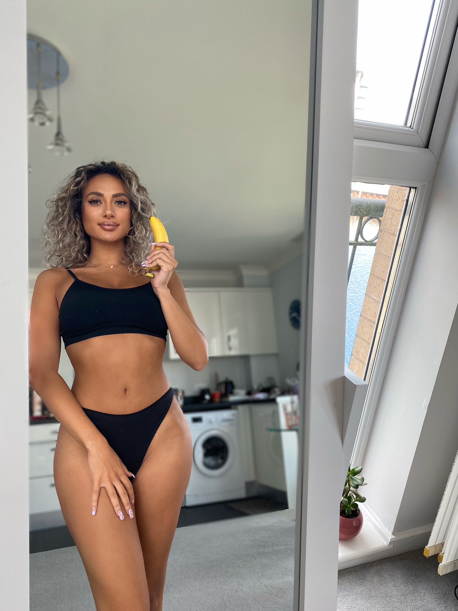 Toni-Camille- 50% OFF ✨ a X: New banana who dis? 🍌 Guess how I took this  pic 😜⬇ t.coeHbiHk99uG  X