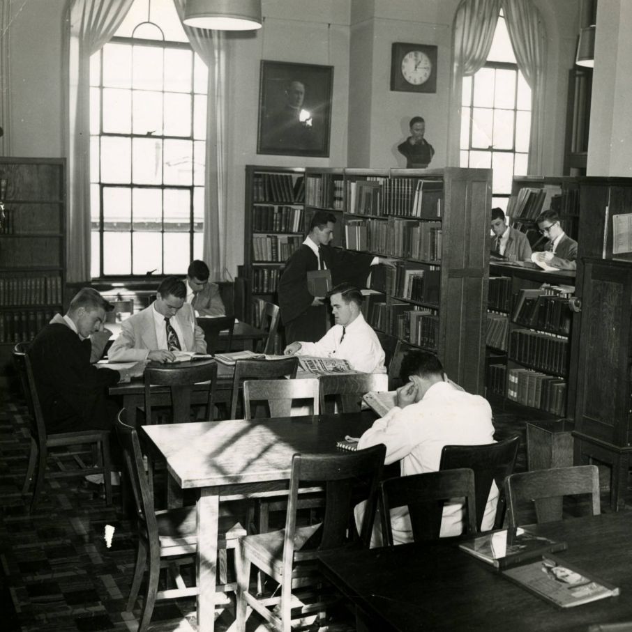 stjohnsartssci's tweet photo. It's been so nice seeing students on campus this week! What has been your favorite class so far? (PC: @SJUarchives) https://t.co/Nud8E1P3S6
