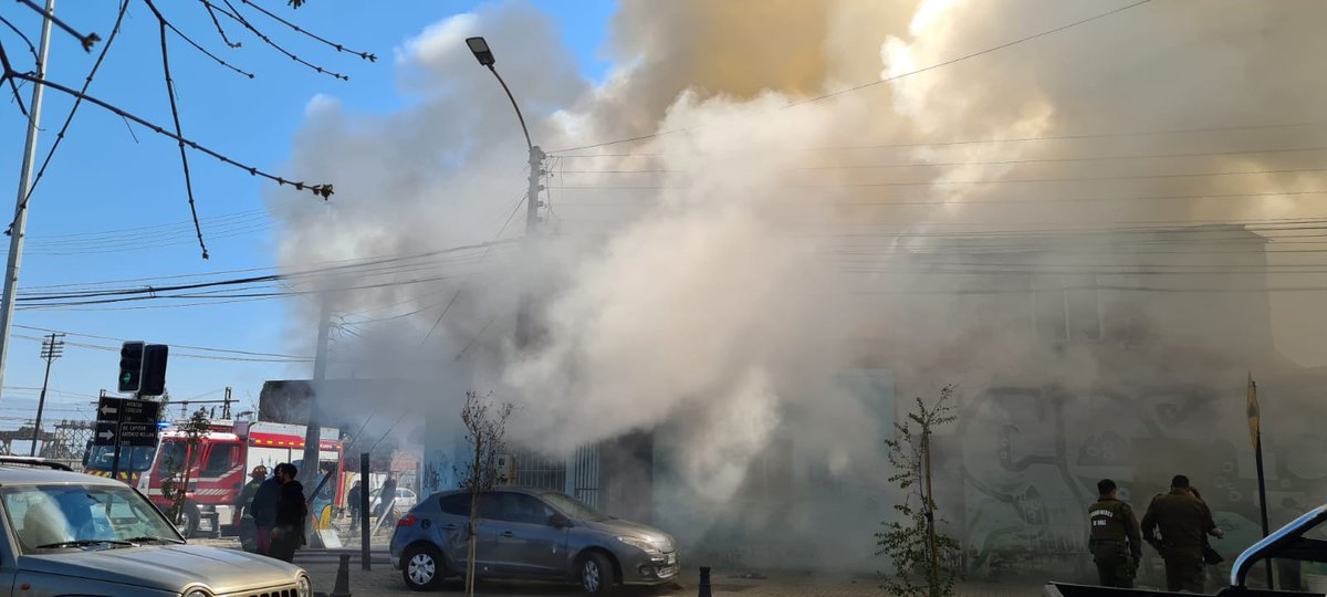 elrancaguino's tweet photo. El incendio ocurrido en Av Estación con Millán dejó como triste saldo 2 personas fallecidos y 5 lesionados, entre ellos un menor de edad. https://t.co/1HNmYAtdl0
