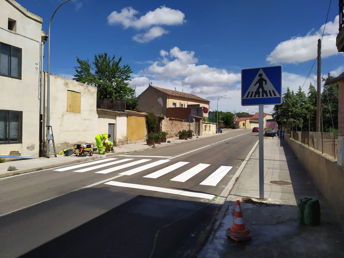 transportesgob's tweet photo. Trabajamos para mejorar la seguridad viaria en las carreteras.🛣️🚘

Mitma ha dispuesto un tramo experimental en la travesía de la N-122 Nava de Roa (#Burgos) con nuevas marcas viales: 'dientes de dragón' y 'líneas de borde quebradas' antes de un nuevo paso de cebra.
#DGCarreteras https://t.co/74KPUnxWub