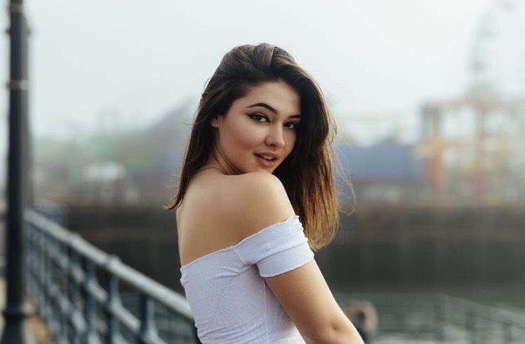 mcsafeplace's tweet photo. brunette madelyn??? brunette madelyn!!! brunette madelyn <3 https://t.co/vOzu3nHZIk