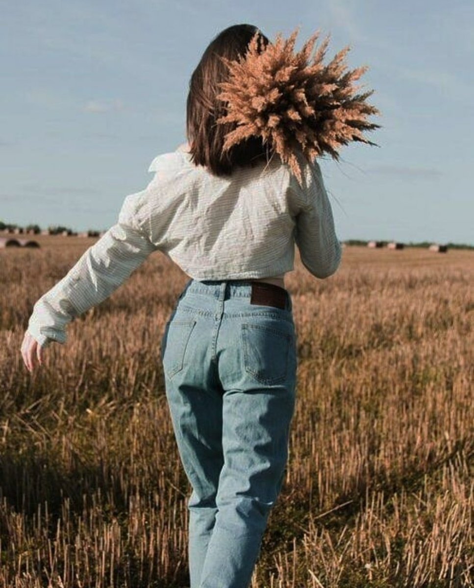 Eylül'dü.🍁
Dalından kopan yaprakların, 
Sararan yanlarına yazdım adını. 
Sahte bir gülüşten ibarettin oysa. 
Ve hiç bilmedin ellerimin soğuğunu.

...🖤

_Cemal Süreya