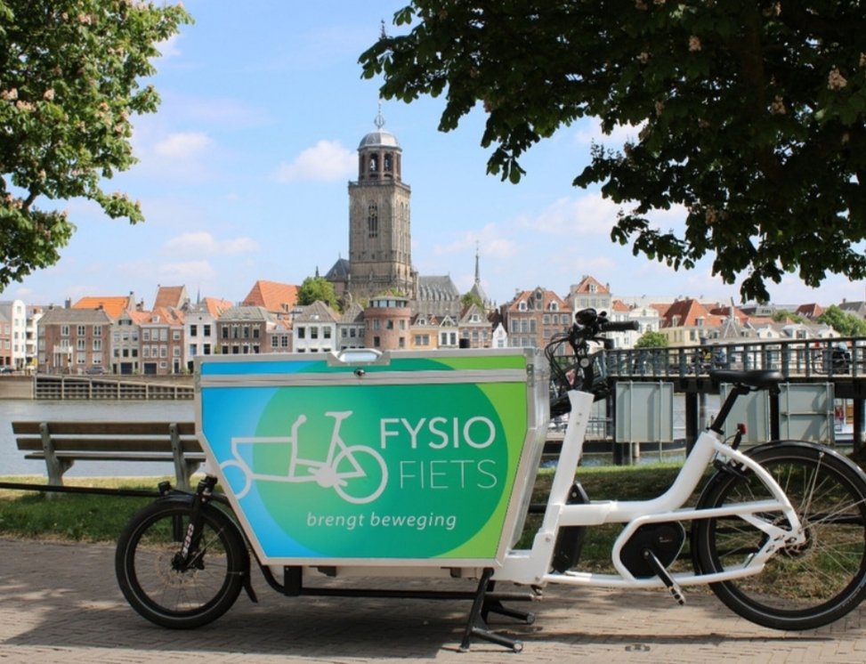 Vandaag bestaat de Fysiofiets 2 jaar! #Fysiotherapie in jouw eigen omgeving: #thuis, op het #werk of bijv. bij jouw #sportvereniging. Op naar een volgend succesvol jaar! 
Heb jij de Fysiofiets zien fietsen in #Deventer?