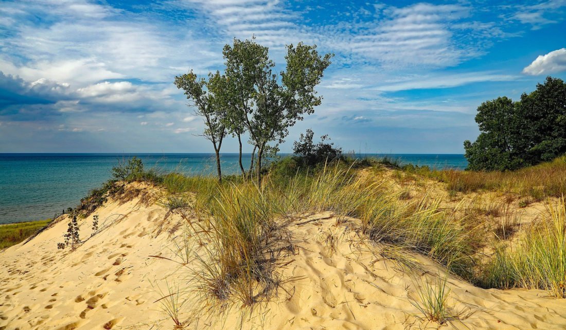 Great Lakes water levels have had extreme highs &amp; lows over the last decade, creating pressure on the shoreline.  #SeaGrantFunded researchers are working on coastline erosion management options: iiseagrant.org/lake-michigan-…

@PurdueCE <a href="/mturesearch/">MTU Research</a> <a href="/UWMadEngr/">UW-Madison College of Engineering</a>