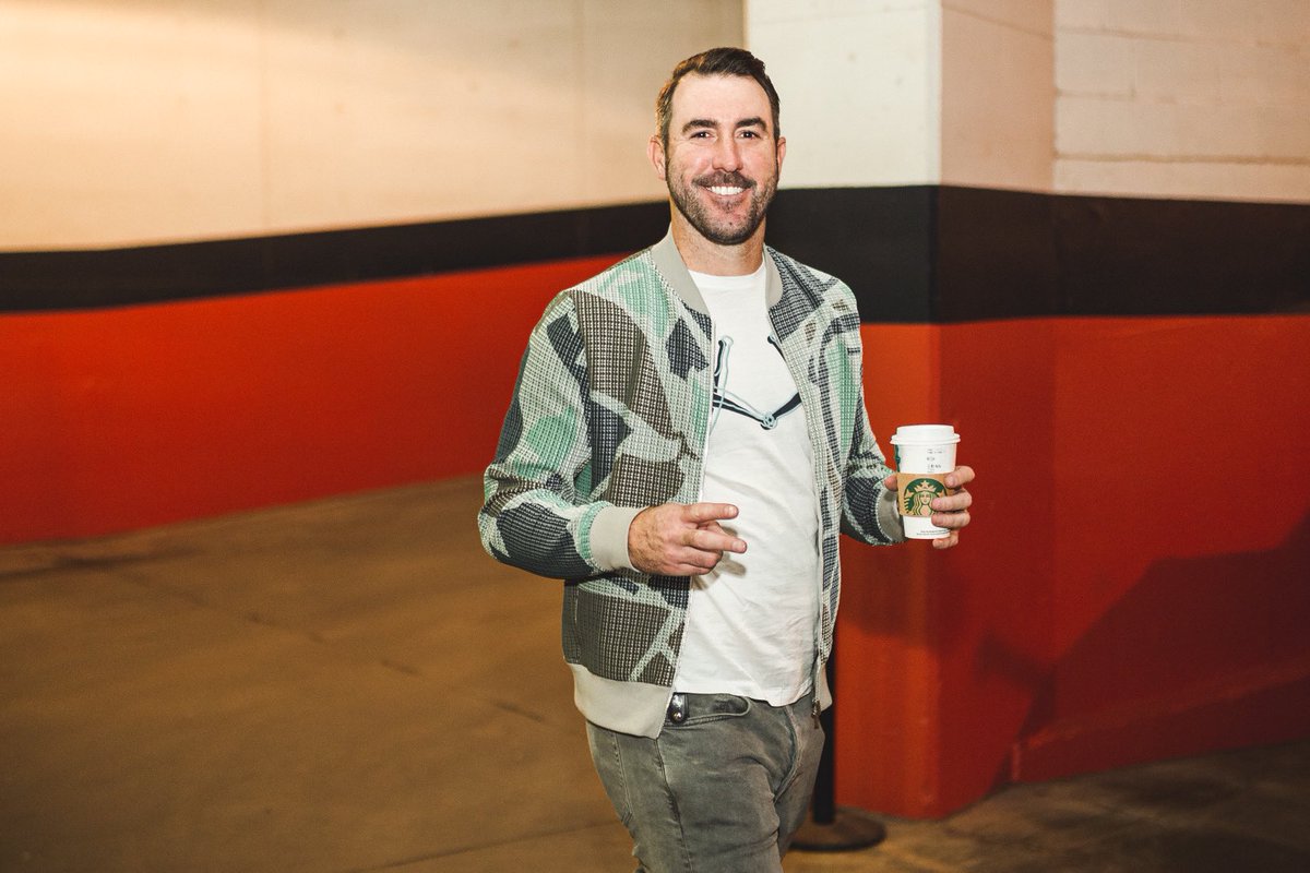 JustinVerlander's tweet photo. Pretending to be a morning person…

Who else needs a big cup of coffee to start the day? 🙋🏻‍♂️ https://t.co/4ejDA4otmM