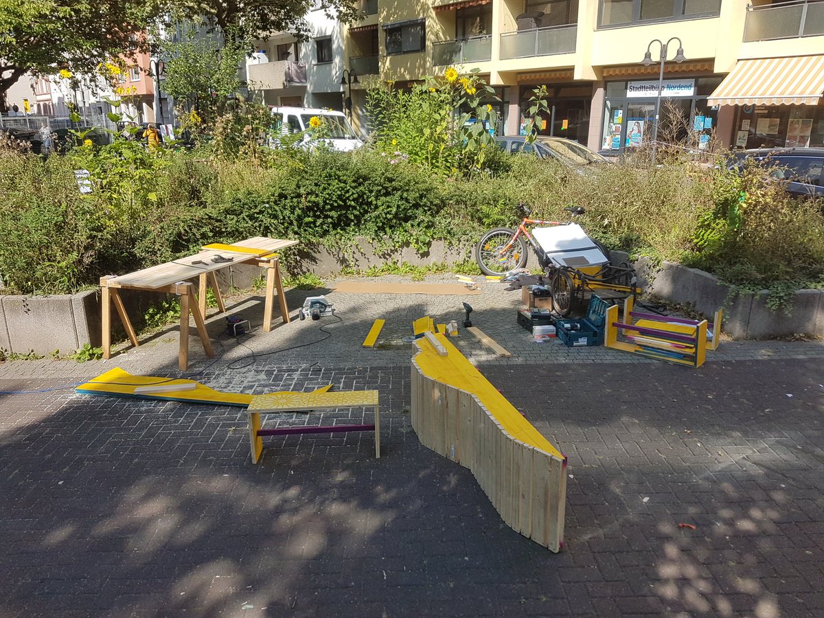 designmobility's tweet photo. Heute ging's weiter und selbst das Sägemehl lud zum Spielen ein!

Eine Werkstatt im öffentlichen Raum sollte so selbstverständlich sein wie geparkte Autos! 

Morgen wird die Straße angemalt!

#Verkehrswende #BewegDeinQuartier #ReclaimTheStreet #urbanIntervention https://t.co/PcnIVNlBSA
