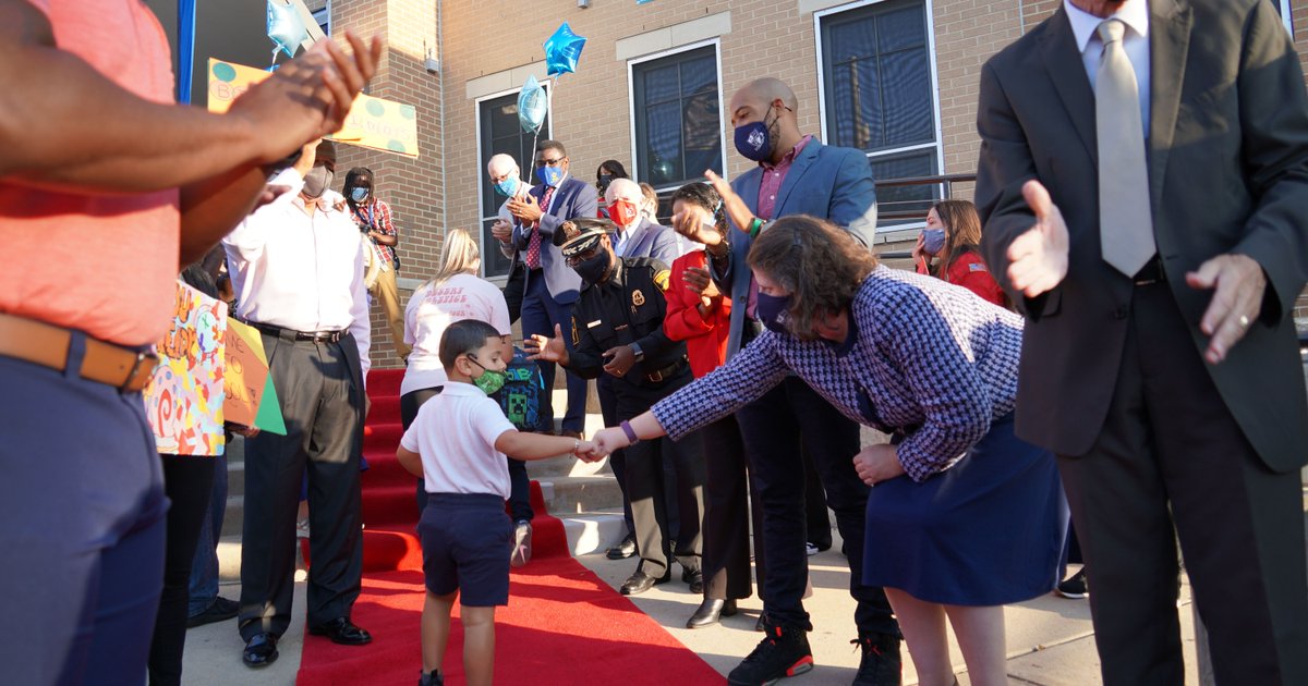 MilwaukeeMPS's tweet photo. Watch the full press conference from our #MPSDayOne kick off this morning from Rogers Street Academy. #MPSProud
Watch the full video on our YouTube channel at: https://t.co/0pbk1TZe95 https://t.co/zjQH1tiuY8