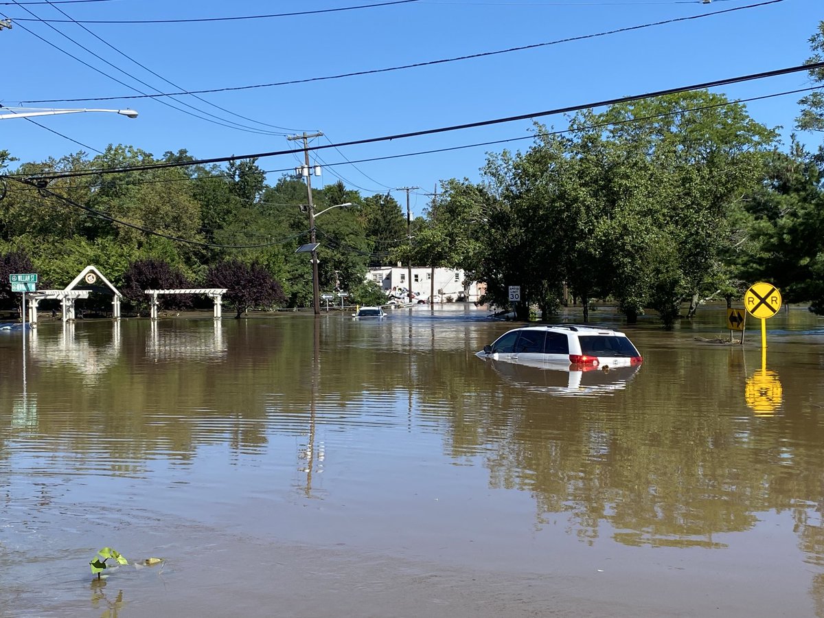 StaceyDaly74's tweet image. Good riddance, Ida! That blue sky is so deceptive. ⁦@NJGov⁩ ⁦@NWS⁩ ⁦@PWAYNJ⁩ #HurricaneIda #DigCommSU