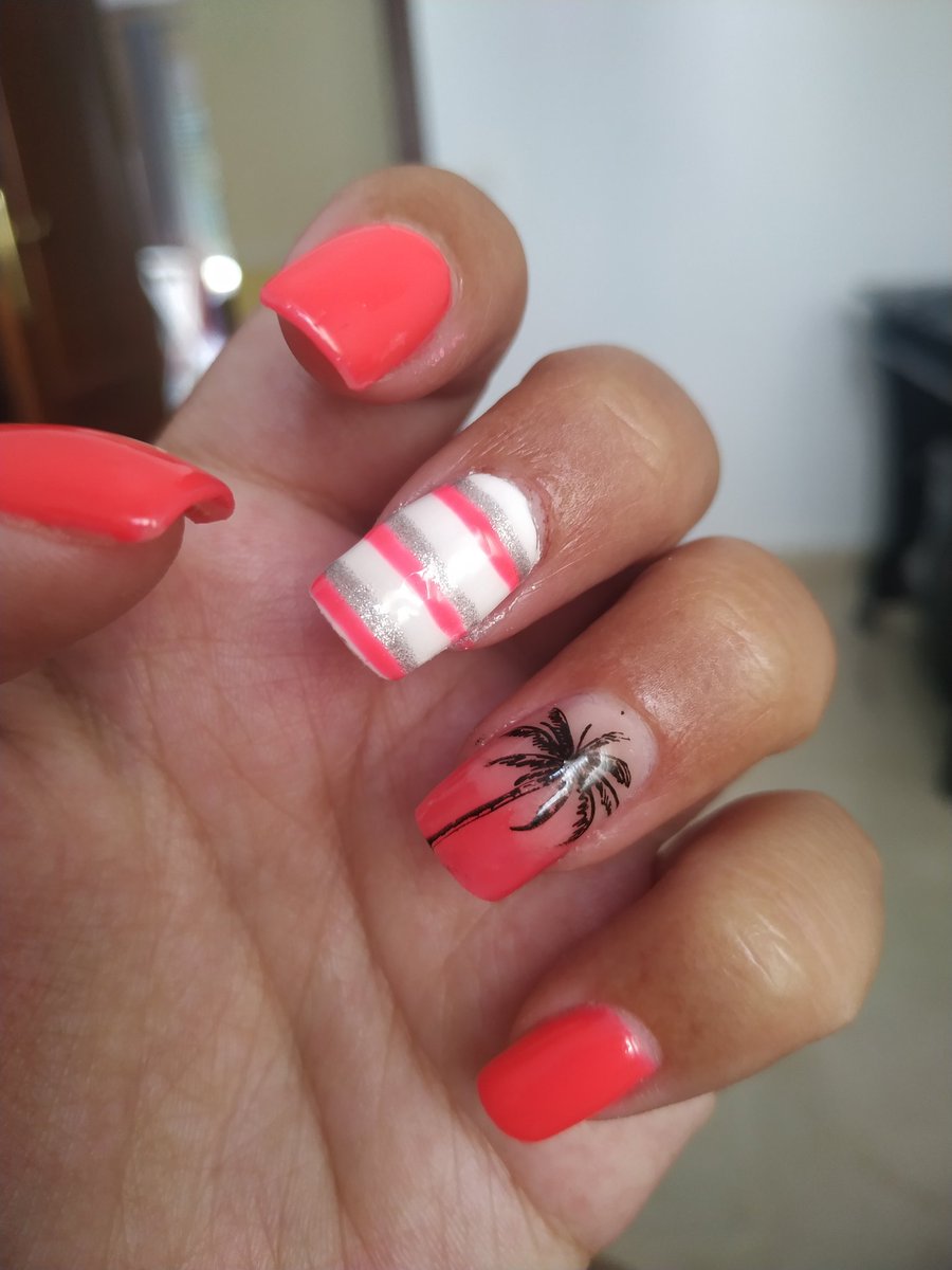 Ldm1990's tweet photo. @Loremogue @AngyDlg Mis uñas actuales son estas, me niego a que se acabe el verano! Muy chulas para septiembre las tuyas 😊
Pd: cuando haga frío nos vendrá la inspiración de temporada https://t.co/dF3As3H30c