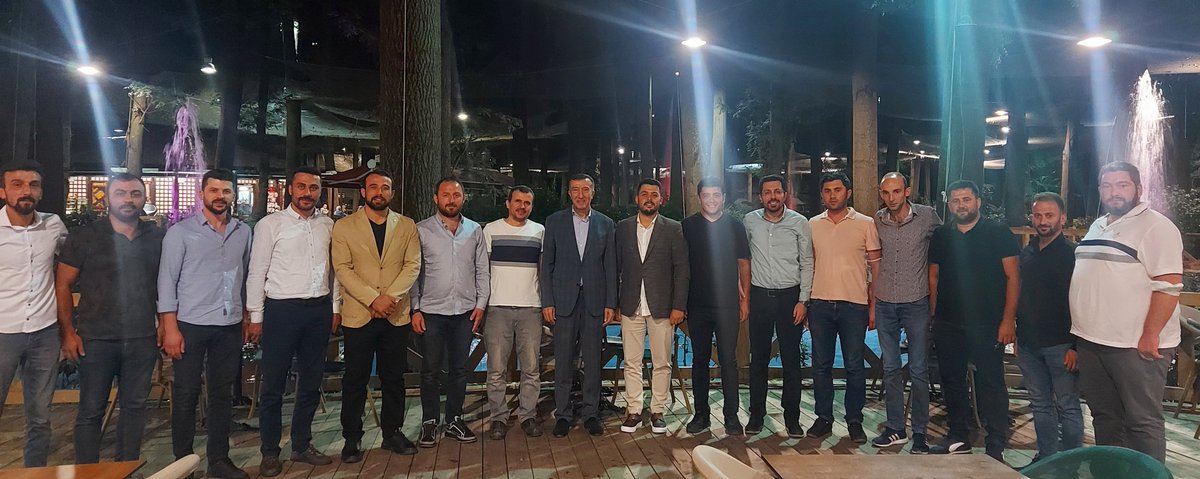 sinanlikos's tweet photo. Birlikte görev yapmış olduğumuz çok değerli İlçe Gençlik Kolları Başkanlarımız ile birlikte bu akşam AK Parti kurucu il başkanımız sayın @hasanalicelik54 ve kurucu il Gençlik Kolları Başkanımız sayın @CaferGuler54 misafir ettik. https://t.co/kwMdXFokAs