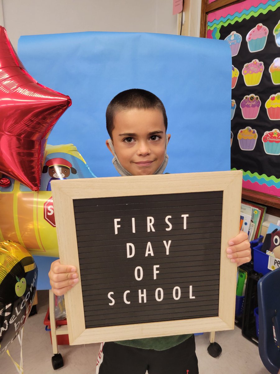 MrsClarkin_fb's tweet photo. First day of first grade! #firsties #firstdayphotos #iloveschool @HPS_Eagles @kreingold0104 https://t.co/a3RUqtqliC
