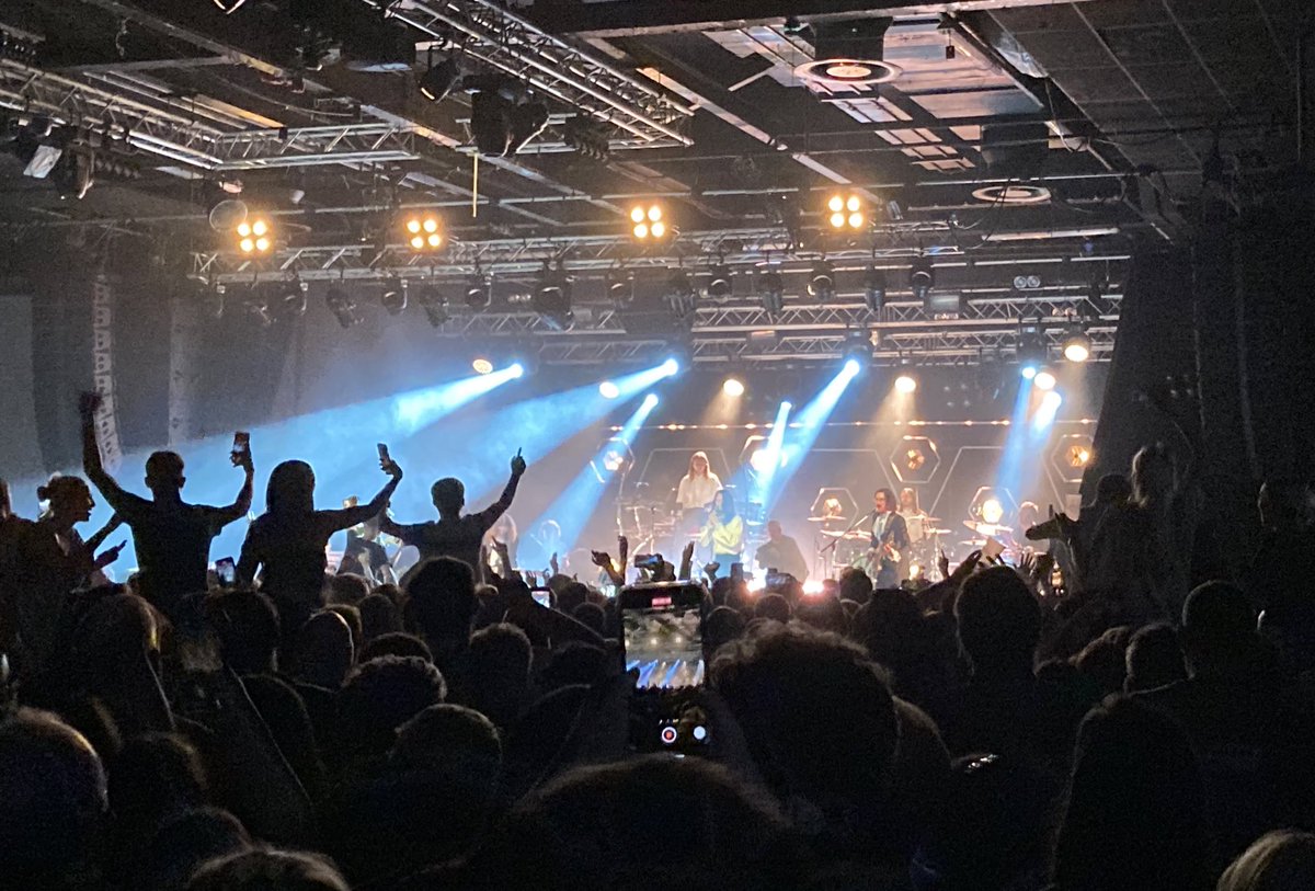 what an absolute treat to be watching live music again … <a href="/BlossomsBand/">BLOSSOMS</a> 🔥🔥 … <a href="/TheLathums/">THE LATHUMS</a> supporting weren’t half bad either 👌🏻