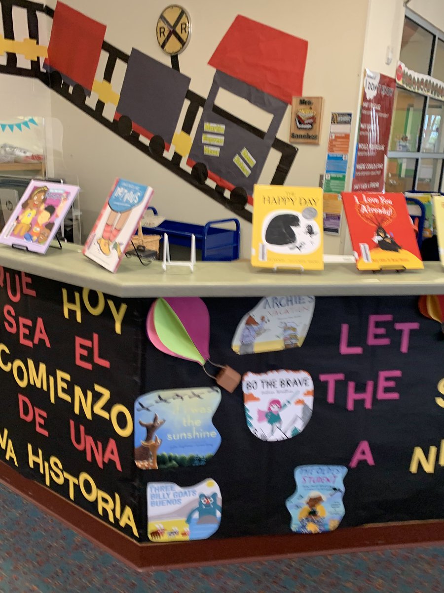 Day 9: Caught the @NISDmartin #luchadoralibrarian Mrs. Sanchez with Kinder! It was the singing with the littles that caught my attention! 👍🏼🚂🙌🏼📚@NISDmartinlib