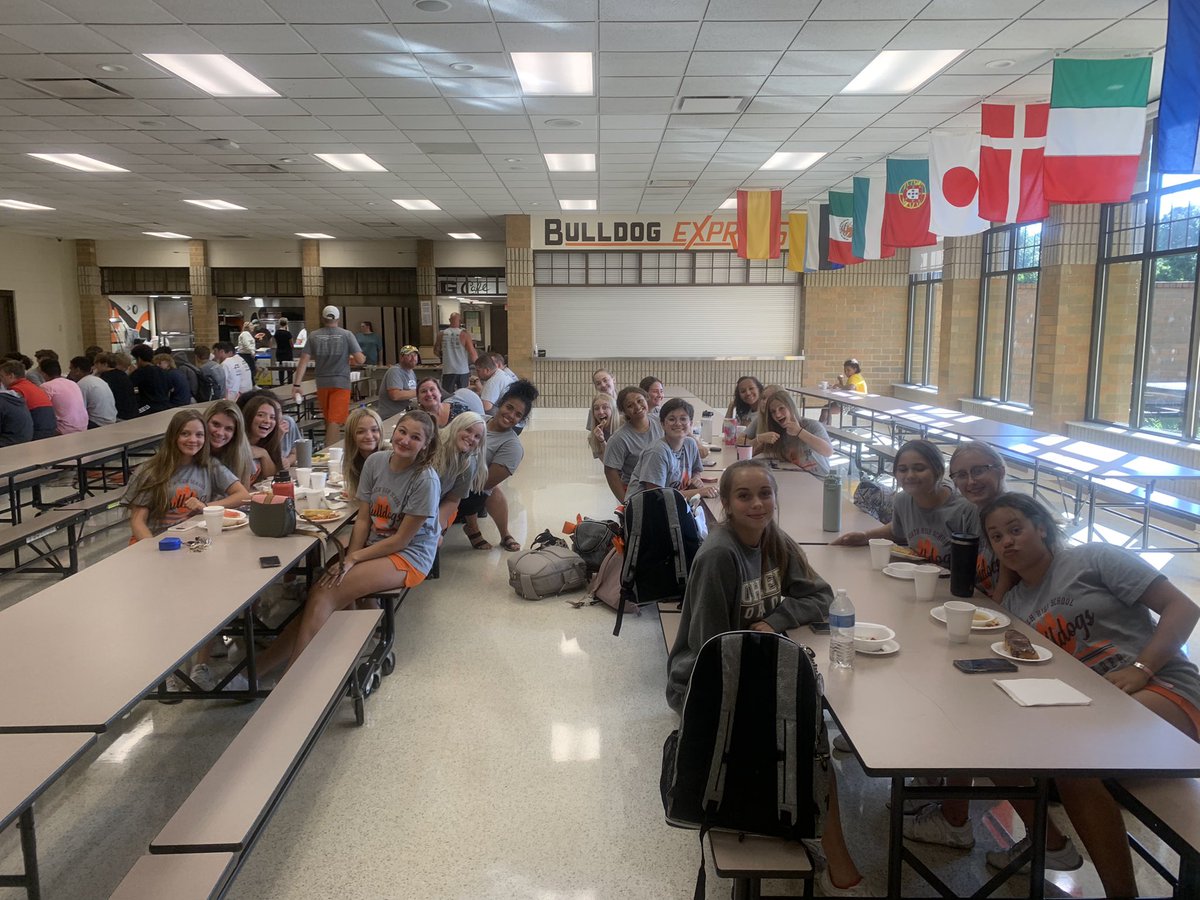 Thank you to <a href="/MayorJohns/">Mark Johns</a> for cooking an awesome team meal for us tonight. Thank you to <a href="/HeathCheer1/">Heath High School Cheerleading</a> for joining us and always being our biggest fans! #itsagreatdaytobeabulldog #DOGup