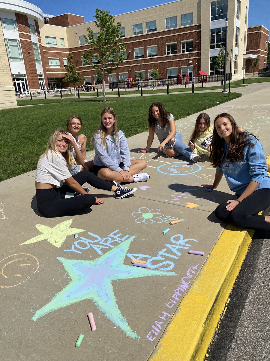 SherryMeucci's tweet photo. Sidewalk chalk fun during PLT on a beautiful day! #wertj #wjhsd https://t.co/KCWskwiryQ