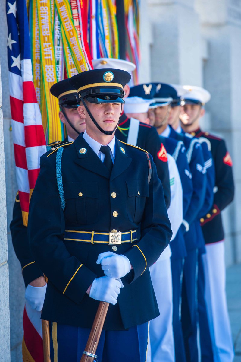 MDW_USARMY's tweet photo. A Joint Armed Forces Color Guard supported the #VJDay ceremony at the World War II Memorial honoring our WWII Veterans and their service.

(U.S. Army photos by Cpl. Gabriel Bacchus / @USArmyOldGuard) https://t.co/qElrxypduA