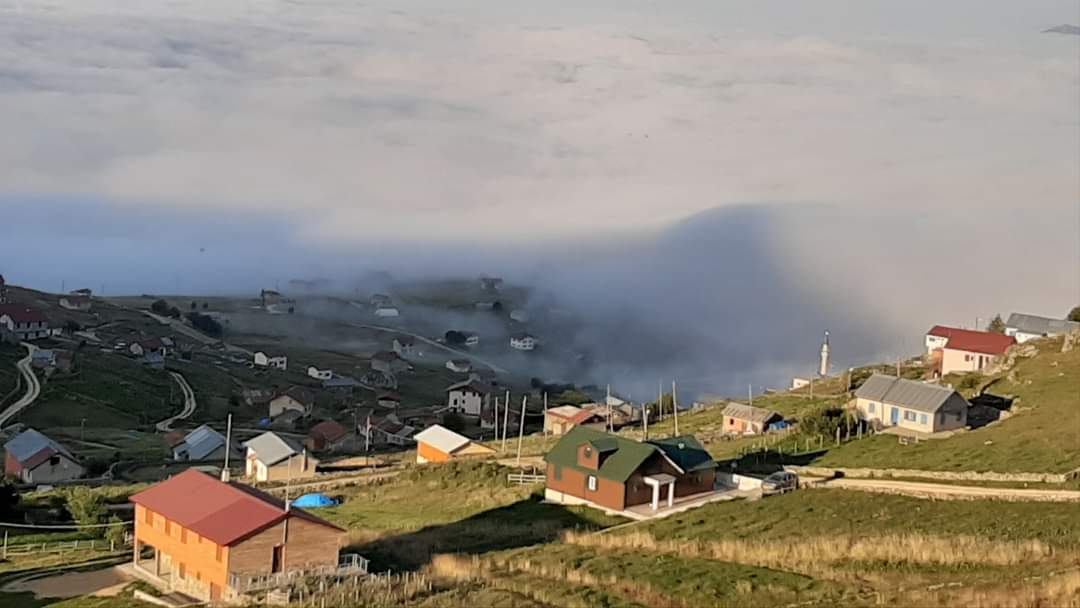 Duman aldi dağlar... Yol bulup aşamadum...
Kapatti yollarumi.. Yare kavuşamadum.. Oy oy sevduğum oyy oyy