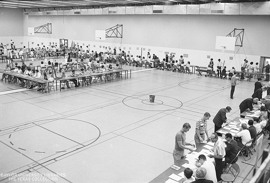 BaylorOH's tweet photo. Before the days of BearWeb, #Baylor students would line up across campus to register for their classes. Depicted here are students from the 1960s registering for their classes at the beginning of the semester! #texascollection https://t.co/2w2OqfBwmq