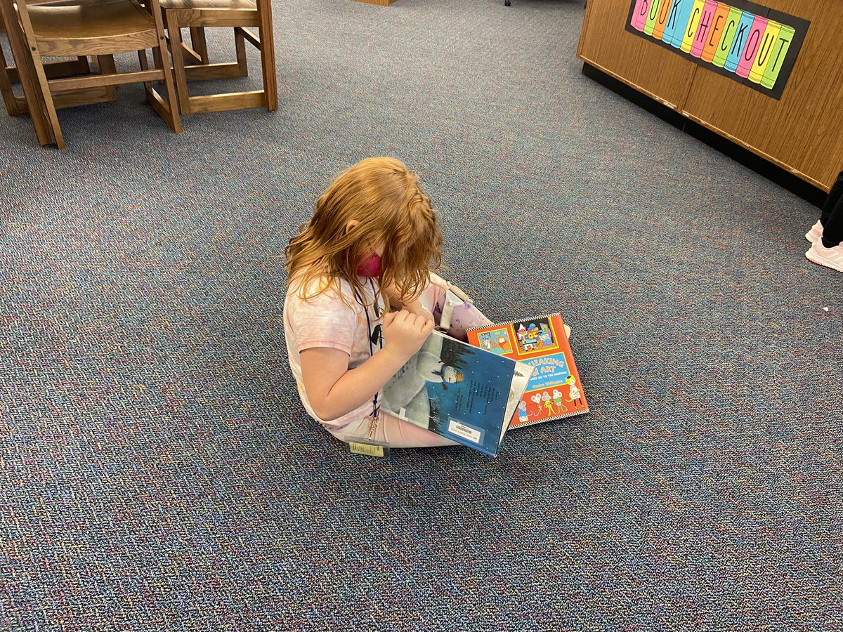 Gina_Larucci's tweet photo. Our mini lesson on how to take care of books was today - and it also happened to be the first day in the library! When things align..ππ»ππ #LLhasheart #proudtobe15 #Kindergarten https://t.co/nBqNQ0KfRc