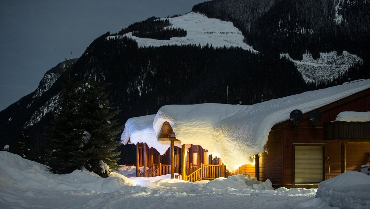 The CMH Gothics is one of CMH's largest areas which runs across both the Selkirk and Monashee mountains. It only operates with 3 groups in 1 Bell 212 so you can expect a speedier pace in the programme and it offers a range of 4-7 day trips. 
📸 Justin Nan