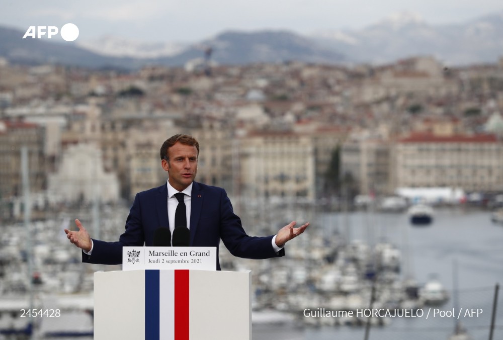 afpfr's tweet photo. Emmanuel Macron a annoncé jeudi vouloir expérimenter à Marseille, dans 50 écoles "laboratoire", et ce dès la rentrée 2022, la liberté du choix des enseignants par les directeurs #AFP https://t.co/ZkOzGhfI3j