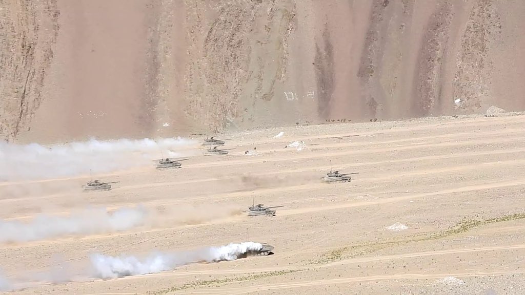 manishindiatv's tweet photo. So here comes pic from #Ladakh. @firefurycorps exercise LiveFire by #SnowLeopard Brigade. @MenonPgk @NorthernComd_IA https://t.co/l78jgUfhXD