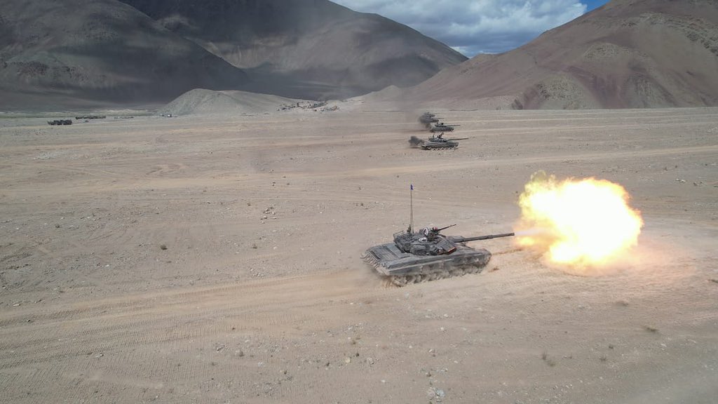 manishindiatv's tweet photo. So here comes pic from #Ladakh. @firefurycorps exercise LiveFire by #SnowLeopard Brigade. @MenonPgk @NorthernComd_IA https://t.co/l78jgUfhXD