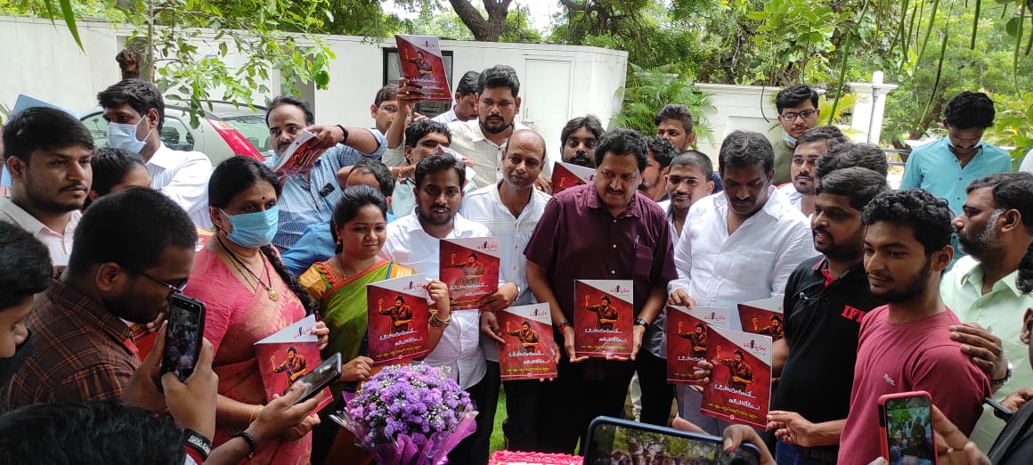 jsrfoundations's tweet photo. ఈరోజు శ్రీ పవన్ కళ్యాణ్ గారి పుట్టినరోజు సందర్భంగా  *JANASENANI SOCIAL RESPONSIBILITY FOUNDATION TEAM* ఆధ్వర్యంలో *జనస్వరం  బుక�� ను* గురుసమానులైన  *శ్రీ రవణం స్వామినాయుడు గారిచే* చిరంజీవి బ్లడ్ బ్యాంక్ నందు పుస్తక ఆవిష్కరణ జరిగింది.  @swaminaidu_r @PawanKalyan #HBDJanasenani (1) https://t.co/sU9guFGlhR