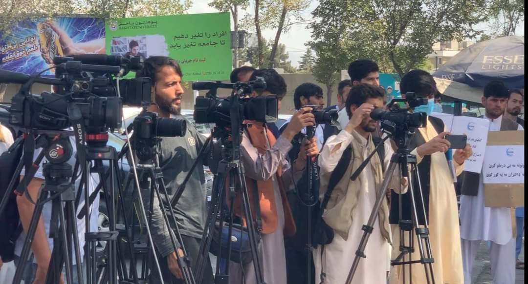 mmodaser's tweet photo. Members of medical associations &amp; doctors gathered in Kabul today to protest @WorldBank's decision to cut funds for health projects. The healthcare workers staged a rally in front of WB office in Kabul &amp; asked donors to reconsider their decision. https://t.co/8n4ntpeGtr