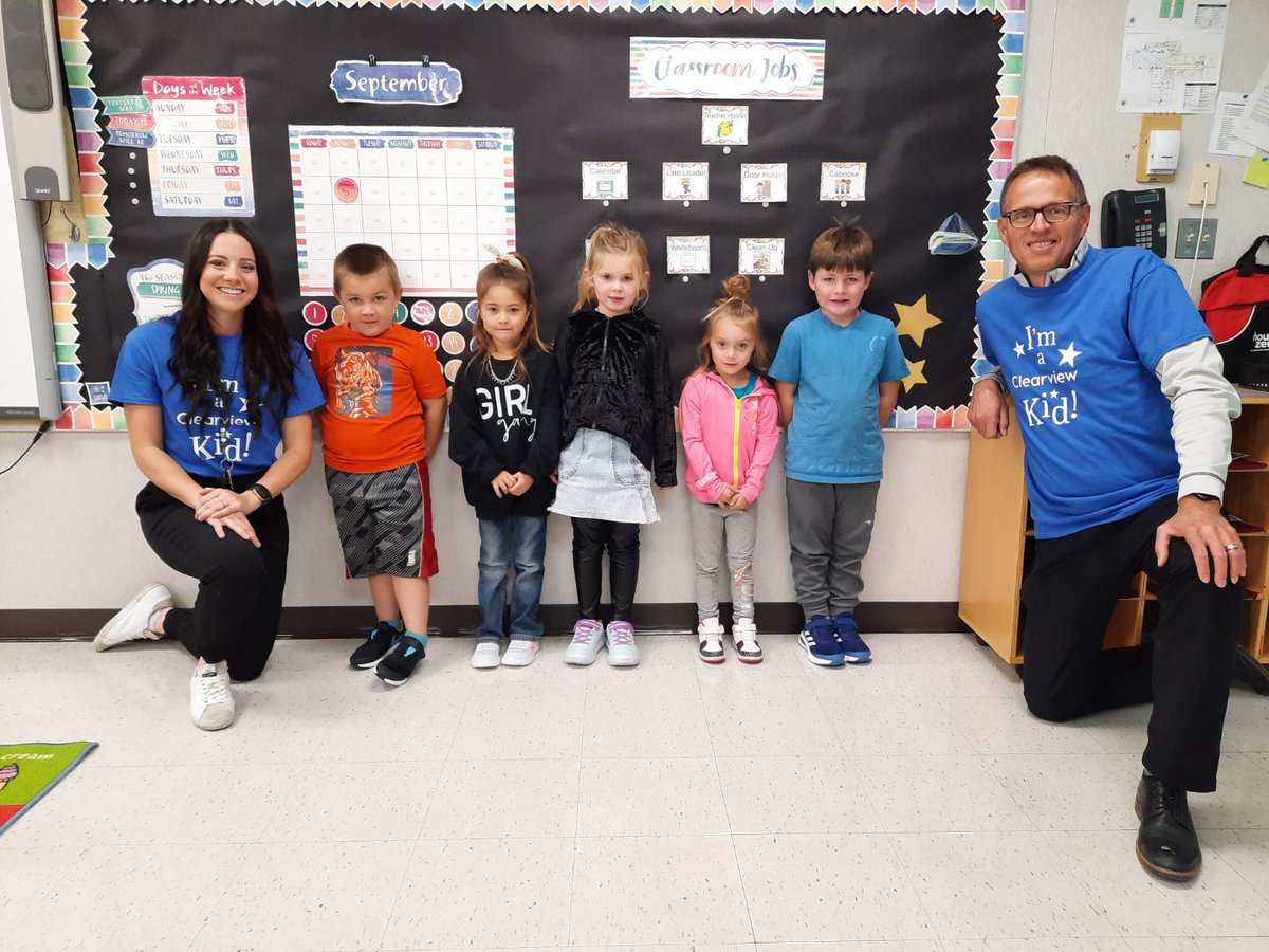 _RachelWarren's tweet photo. First day of Kindergarten. ✏️👩🏻‍🏫 I love the close nit community of a small school! Looking forward to another amazing year! #year3 #donsch #csd71 https://t.co/0L3bMlteRL
