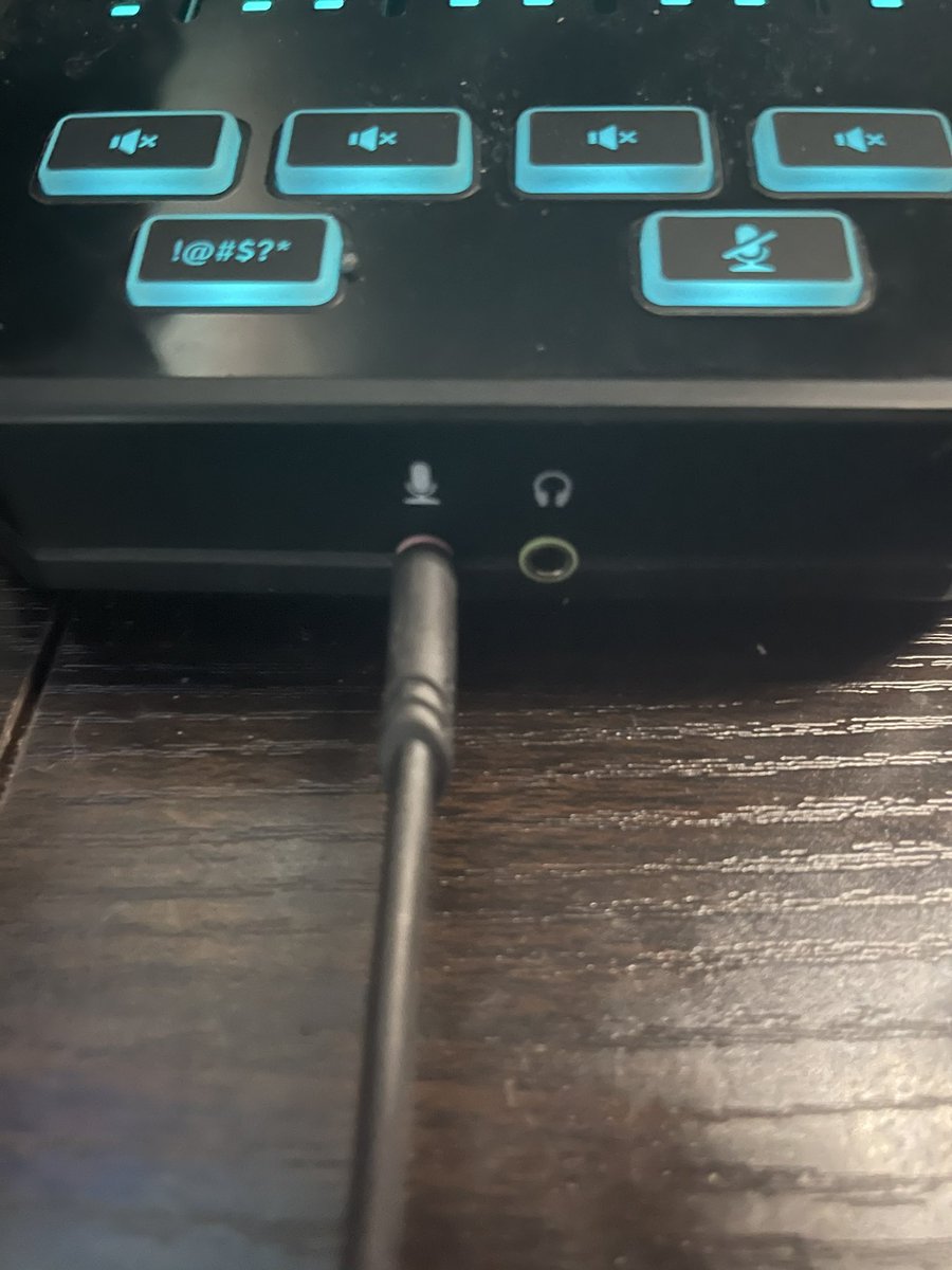Jukeyz's tweet photo. 🚨🚨 FALSE ALARM NOTHING IS BROKE I JUST HAD IT PLUGGED IN THE WRONG HOLE (not the first time) 🚨🚨 https://t.co/1IsL0ui6IY
