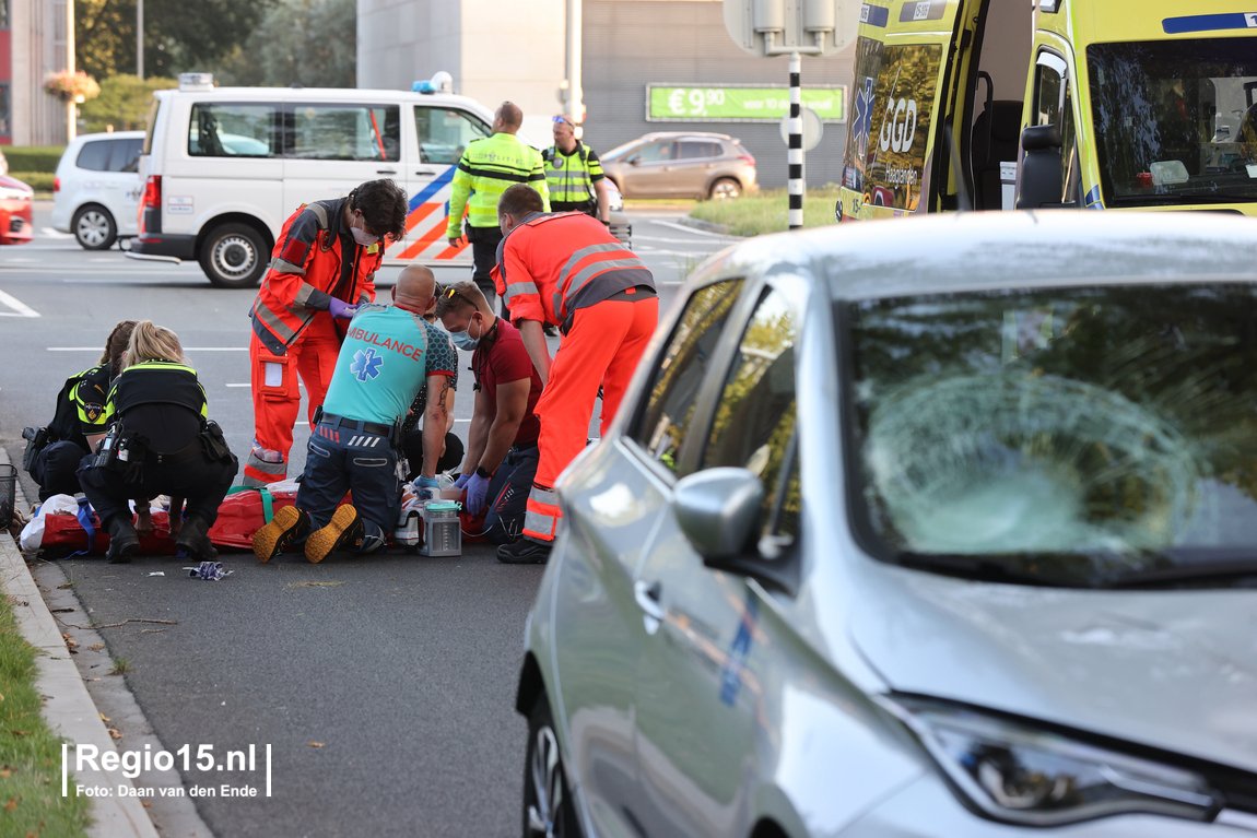 Nu online: Fietser zwaargewond bij aanrijding met auto #Kruithuisweg kruising #Voorhofdreef in #Delft.