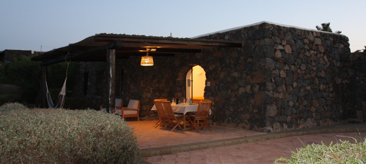 isolanoo's tweet photo. Conoscete i dammusi?

Con questo termine si fa riferimento ad una struttura siciliana in pietra dalla derivazione araba.  
Sono tipici principalmente a Pantelleria e nelle Pelagie, ma possono trovarsi pure sui territori Iblei o etnei. 
Hanno un particolare fascino. https://t.co/oHIz8jivCN