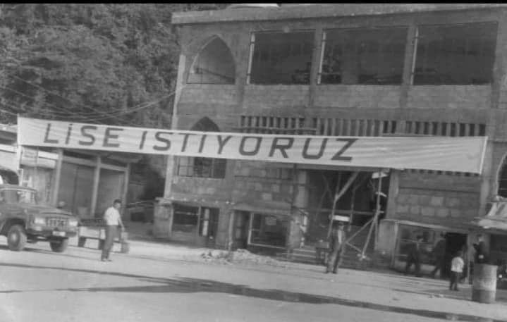 Cami yapımı sırasında asılan bir pankart. Rize, 1965.