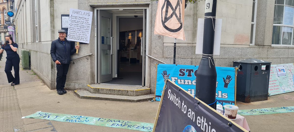 It's not only action in London! Local #Devon rebels outside @Barclays #NewtonAbbot this week, protesting fossil fuel funding 👏
#impossiblerebellion #XR #ExtinctionRebellion