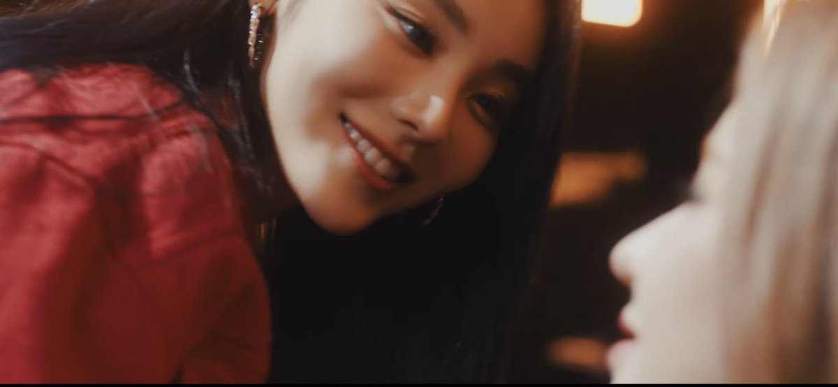haneuldeadstar's tweet photo. a cara da JinSou pra HeeJin l é muito " quem é que tá presa agora hein?" to falando esse mv vai ser puro deboche tiro e porradaria. https://t.co/JpIGthR3WV