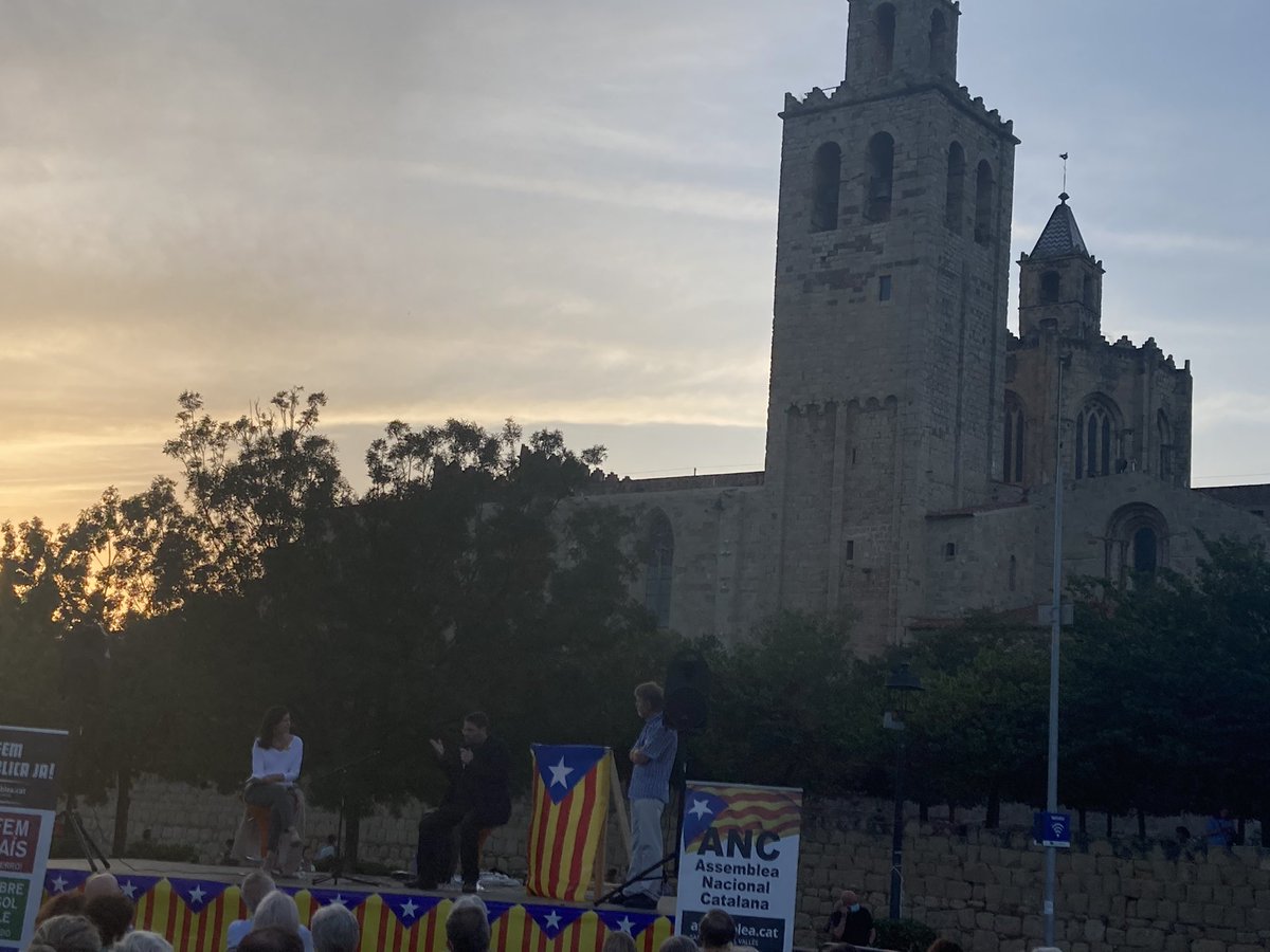 Nuriolfarma's tweet photo. Interessant xerrada de @AlbanoDante76 al Àgora u d’octubre de @ANCsant_cugat parlant de la Independència a Sant Cugat. 
#tossudamentalçats #seguimmobilitzats https://t.co/HMVzOO7A84