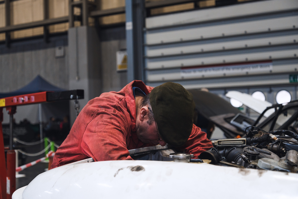 NECRestoShow's tweet photo. Eyes down, looking in...
#PracticalClassics #Restoration #RestorationShow #ClassicCars #ClassicCarRestoration #Workshop #NECResto #tbt #throwbackthursday https://t.co/YamMDVc2tf
