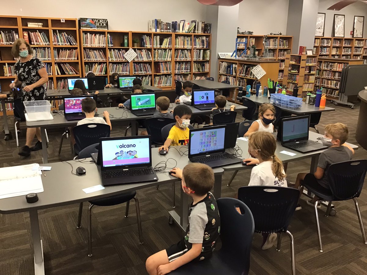 JeremyCD's tweet photo. First day with #kinders on laptop with mouse today. We used our @clever badge and navigated to #starfall. @SummitSchoolAhw @SummitIdea #SuccessatSummit #Kinderchat https://t.co/ueOlxl65gt